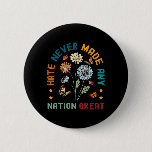 Hass hat niemals einen großen, blumengeschmückten  button