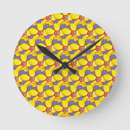 Hässliche seltsame gelbe Blumen auf Lavendel Runde Wanduhr