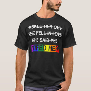 Hat sie LGBTQ Romantische Lesbische Paare Hochzeit T-Shirt