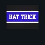 HAT TRICK Royal Blue Schwarz-weiß Hockey Strips Leinwanddruck<br><div class="desc">Dieses sportliche Hockey-Design verfügt über sportliche "HAT TRICK" in königsblau-weißen Mittelstreifen gegen schwarzen Hintergrund.</div>
