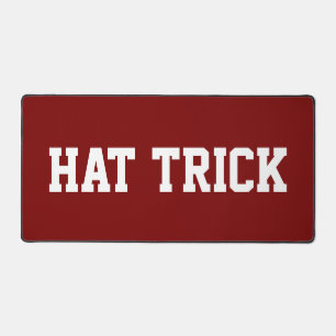 HAT TRICK Sporty Weiße Hockey-Schrift auf Tiefrot Schreibtischunterlage
