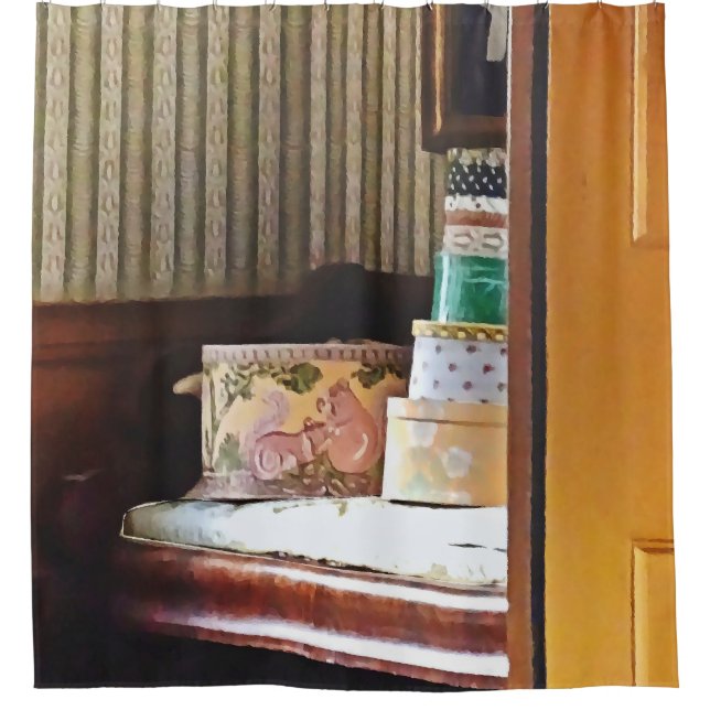 Hatboxes Seen Through an Open Door Duschvorhang (Vorderseite)