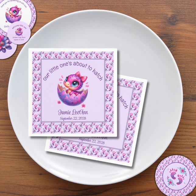 "Hatching bald" Lila Dinosaur Baby-Dusche Serviette ("Hatching Soon" Dinosaur Baby Shower Lavender Napkins)
