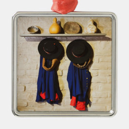 Hats und Jacken in einem alten Pueblo Ornament Aus Metall
