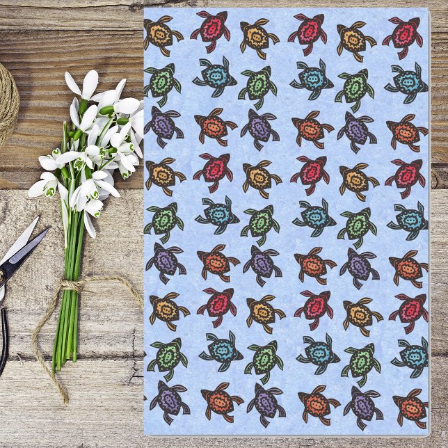 Haufen Abstrakte Schildkröten Farbige Muscheln Bla Seidenpapier (Bunch of abstract turtles in multiple bright colours on light blue tissue wrapping paper.)