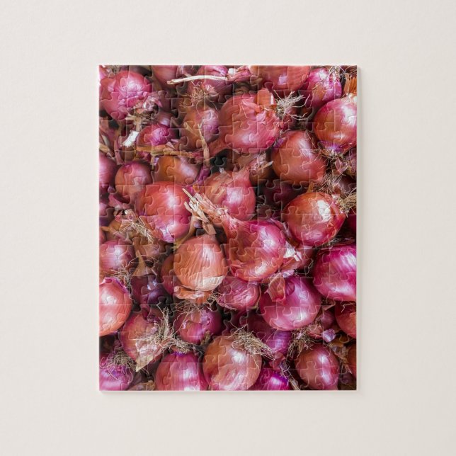 Haufen der roten Zwiebeln auf Markt (Vertikal)