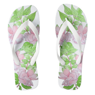 Haufen von hübsch rosa Blume und Blütenblättern Flip Flops