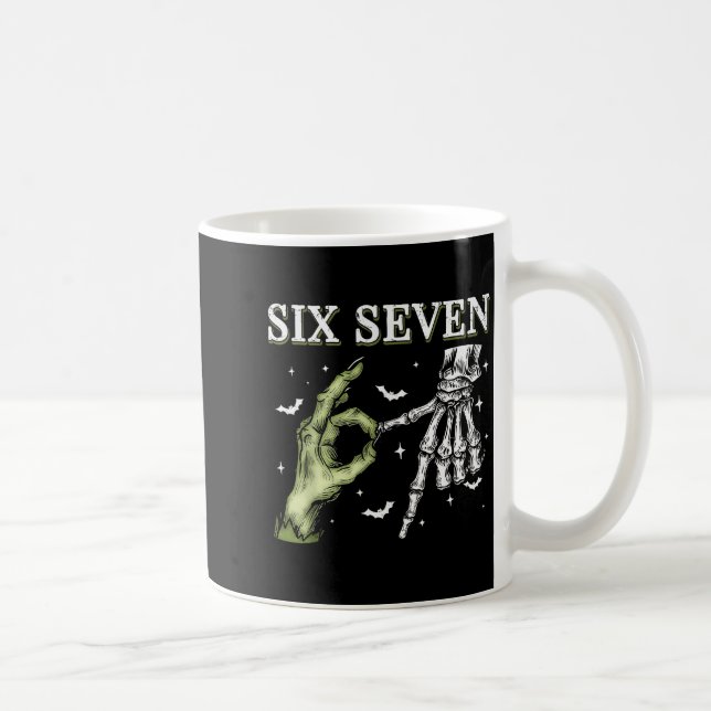 Haunted By 67 – Funny Skeleton Hands Halloween Cos Kaffeetasse (Rechts)