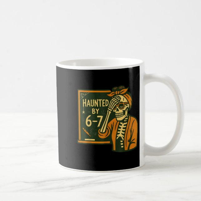 Haunted By 6-7 Funny Teacher 67 Halloween Skeleton Kaffeetasse (Rechts)