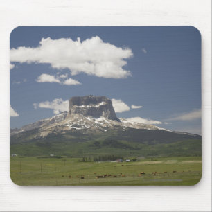 Hauptberg mit Weiden des Weiden lassens des Viehs Mousepad