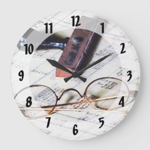 Hauptbuch mit Brillen und GummiBriefmarke Große Wanduhr