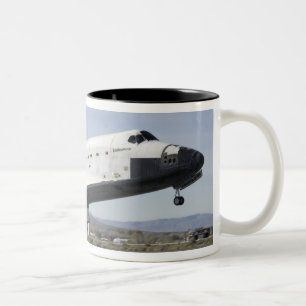 Hauptfahrwerk der Raumfähre-Bemühung Zweifarbige Tasse