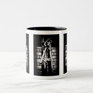 Hauptschlüssel und Backsteinmauer Zweifarbige Tasse