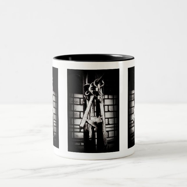 Hauptschlüssel und Backsteinmauer Zweifarbige Tasse (Mittel)