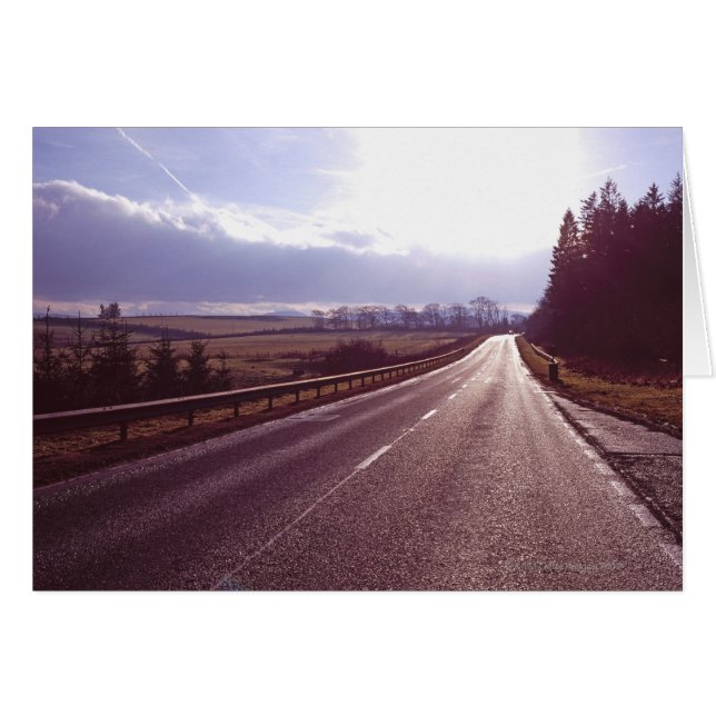 Hauptstrasse mit niedriger Wintersonne. (Vorderseite (Horizontal))