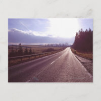 Hauptstrasse mit niedriger Wintersonne.