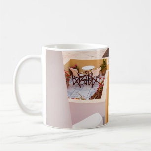HAUS IN DER NÄHE DES WASSERKÖRPERS KAFFEETASSE