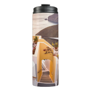 HAUS IN DER NÄHE DES WASSERKÖRPERS THERMOSBECHER