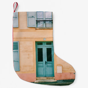 HAUS MIT GEÖFFNETEM FENSTER UND GESCHLOSSENER TÜR KLEINER WEIHNACHTSSTRUMPF