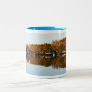 Hausboote an der Rhone Zweifarbige Tasse