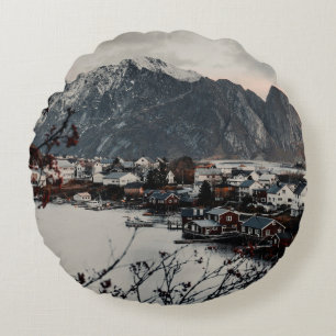 HÄUSER IN DER NÄHE VON BERG UND SEE RUNDES KISSEN