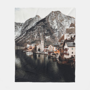 HÄUSER IN DER NÄHE VON GEWÄSSERN UND BERGEN FLEECEDECKE