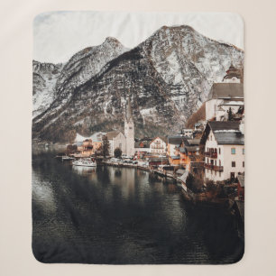 HÄUSER IN DER NÄHE VON GEWÄSSERN UND BERGEN SHERPADECKE