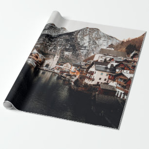 HÄUSER IN DER NÄHE VON WASSER UND BERG GESCHENKPAPIER