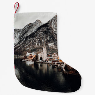 HÄUSER IN DER NÄHE VON WASSER UND BERG KLEINER WEIHNACHTSSTRUMPF