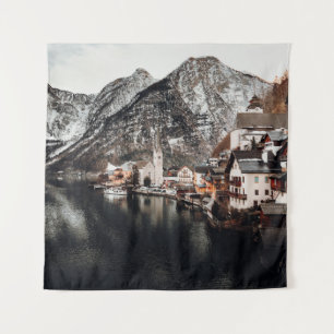 HÄUSER IN DER NÄHE VON WASSER UND BERG WANDTEPPICH