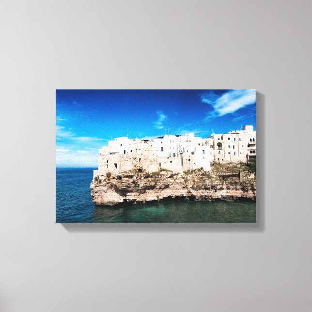 Häuser in Polignano a Mare auf einer Klippe in Pug Leinwanddruck (Vorderseite)