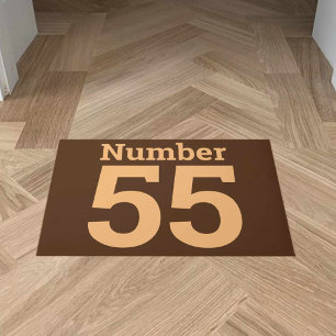 Hausnummer in Fettschrift auf einer Fußmatte