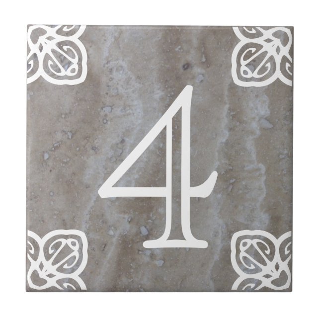 Hausnummer - spanisches Weiß auf Kalkstein Fliese (Vorderseite)