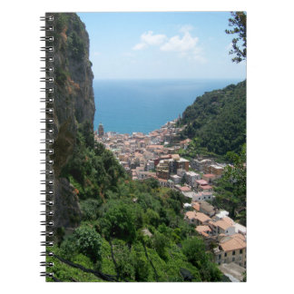 Hausse au-dessus du carnet d'Amalfi