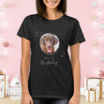 Haustier Foto Silver Stars Hund Geburtstag Persona T-Shirt<br><div class="desc">Welpe Pawty! Fügen Sie Ihrem Welpen oder Hunden-Geburtstag die Touch mit diesem eleganten, vergoldeten Foto für Haustiere und Glitzer Sterne Party Shirts. Fügen Sie Ihr Lieblings-Foto und personalisieren Sie mit Namen, Alter Geburtstag! Sehen Sie sich die Geburtstagskollektion des Welpenhundes an, um Geburtstagseinladungen, Party-Dekoration, Favoriten und Geschenke zu kombinieren. COPYRIGHT ©...</div>
