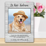 Haustier Hund Foto Personalisiert Veterinärmedizin Fotoplatte<br><div class="desc">"Danke" an Ihren wunderbaren Tierarzt mit einer niedlichen personalisierten Foto-Plakette vom Hund! Personalisieren Sie Ihre Lieblings-Fotos mit dem Namen des Haustieres. Dieses tierärztliche Dankeschön wird ein Schatz bleiben. Kundenspezifische Anpassung für Tierärzte, Tierärzte oder Tierärzte. COPYRIGHT © 2020 Judy Burrows, Black Dog Art - Alle Rechte vorbehalten. COPYRIGHT © 2020 Judy...</div>