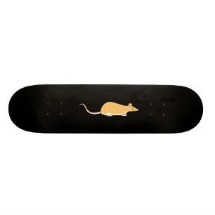 Haustier-Ratte. Zimt Berkshire, weißer Bauch Skateboard