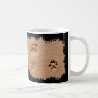 Haustier u. Abdruck im Sand Kaffeetasse