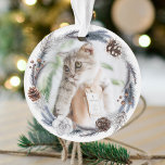 Haustiere 1. Weihnachtsfest im Winter Weihnachten Ornament<br><div class="desc">Feiern Sie mit diesem niedlichen Sake-Ornament das erste Weihnachtsfest Ihres Haustieres in seiner Zuhause für immer. Das Design verfügt über einen festlichen Aquarellkranz aus Eicheln und botanischem Blattwerk und ein Foto Ihres Haustieres. Passen Sie die andere Seite mit dem Namen Ihres Tieres in Kalligraphie-Handschrift-Skript an, zusammen mit Ihrer Textauswahl, einem...</div>