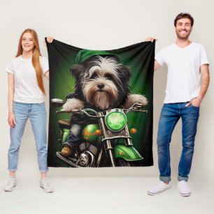 Havanese Hund fährt Fahrrad am St. Patrick's Day Fleecedecke