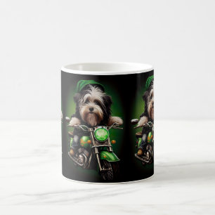 Havanese Hund fährt Fahrrad am St. Patrick's Day Kaffeetasse