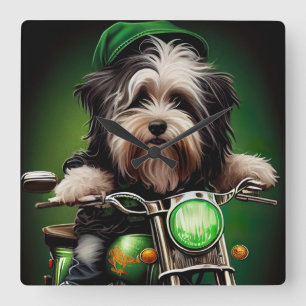 Havanese Hund fährt Fahrrad am St. Patrick's Day Quadratische Wanduhr