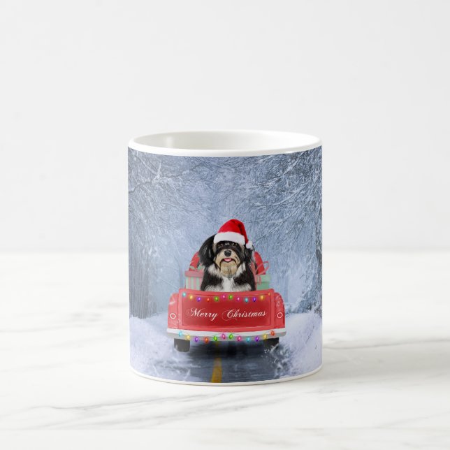 Havanese Hund im Schnee sitzend im Weihnachtswagen Kaffeetasse (Mittel)