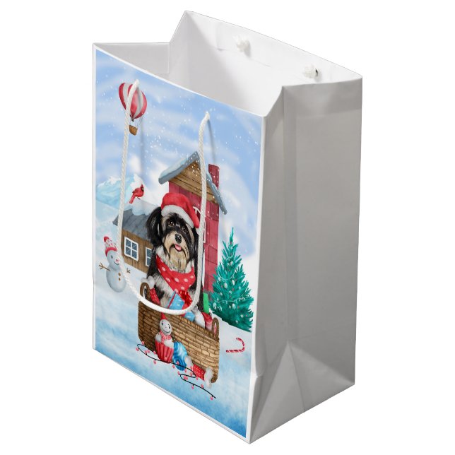 Havanese Hund im Schnee Weihnachtshaus Mittlere Geschenktüte (Vorderseite Schrägansicht)