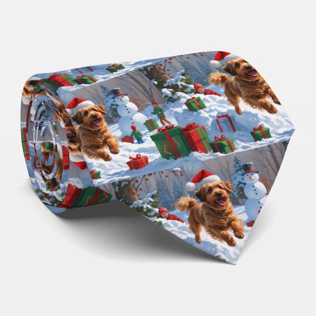 Havanese läuft in Schnee mit Weihnachtshut Krawatte (Gerollt)