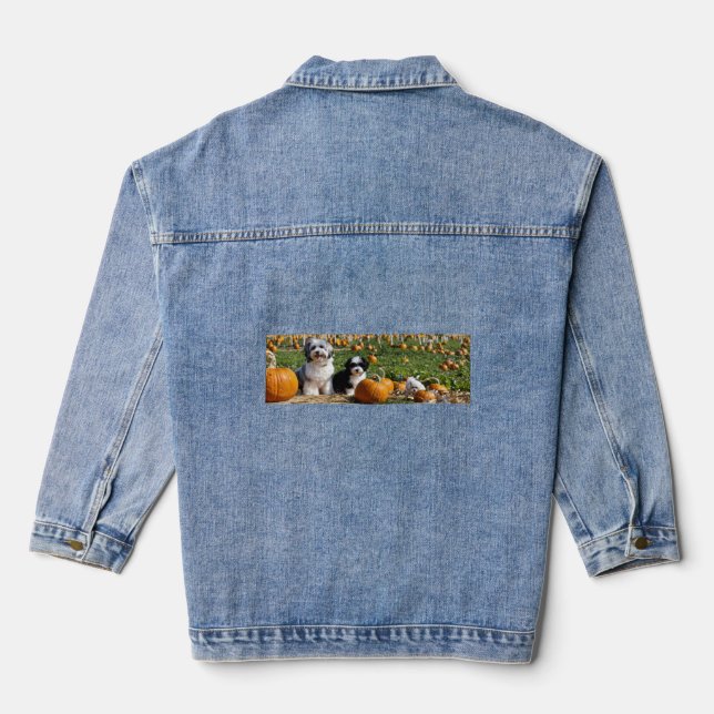 Havanese-Mama und Welpe auf einem Kürbisfeld – Her Jeansjacke (Rückseite)