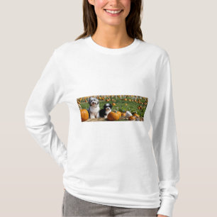 Havanese-Mama und Welpe auf einem Kürbisfeld – Her T-Shirt