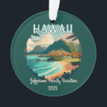 Hawaii Beach Familienurlaub Vintag Retro Ornament<br><div class="desc">Schauen Sie sich den Strand,  die Palmen und die grüne,  bergige Küste der Küste von Hawaii an,  um sich an Ihre Familienreise zu erinnern! Text ist anpassbar.</div>