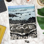Hawaii Black Sand Beach Coral Liebe Foto<br><div class="desc">"Liebe", entspannen und genießen Sie die Schönheit dieses unberührten Big Island Strand mit schwarzem Sand, während Sie an diesem Foto Puzzle der hawaiianischen Küste arbeiten. Ich habe das Glück, dieses Herz der "Liebe" aus Korallenfelsen gepunktet zu haben, während ich am späten Nachmittag an diesem Strand spaziere, das ist ein tolles...</div>