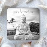 Hawaii Buddha Black and White Foto Atmen Sie einfa Getränkeuntersetzer<br><div class="desc">"Atme einfach!" Jedes Mal, wenn ich die Große Insel besuche, muss ich diesen Buddha besuchen. Etwas an der Pracht des Ozeans, dem friedlichen Gesicht und der Einsamkeit seiner Lage lässt mich ruhig, ruhig und glücklich fühlen. Nehmen Sie sich einen Augenblick Zeit, um sich bei Ihrem Lieblingsgetränk zu entspannen und nutzen...</div>